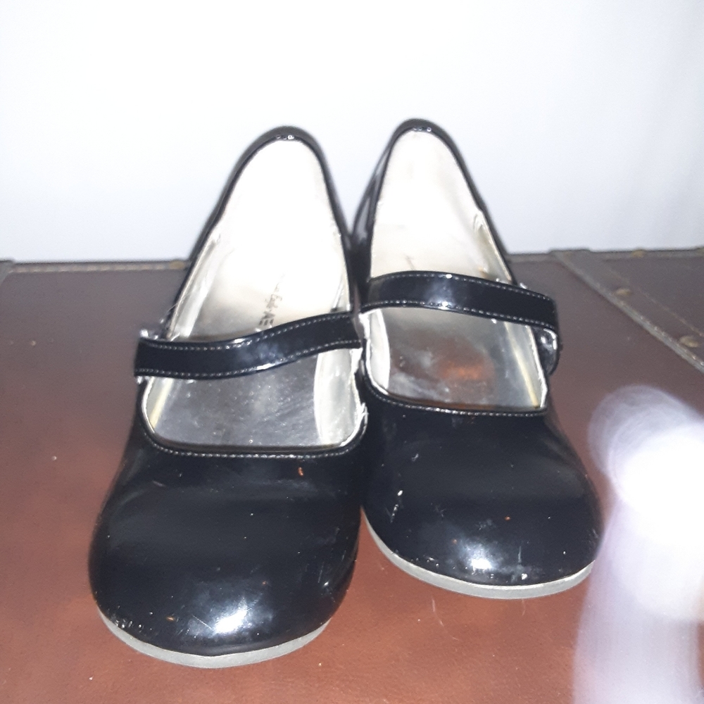 Shiny black heels!